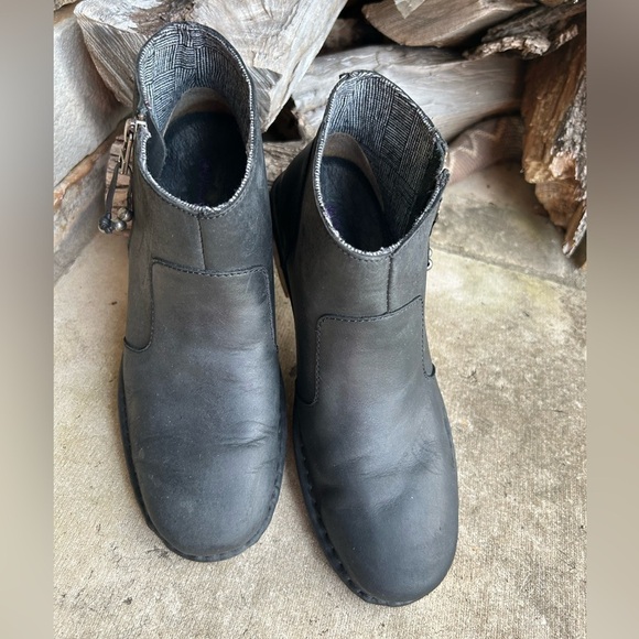 Olukai KAONA II black matte leather bootie’s w/ side zip Sz-7.5.F
